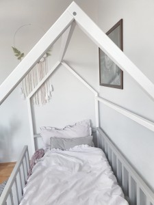 Bezpieczne barierki ochronne w dwukolorowym łóżku domku Montessori