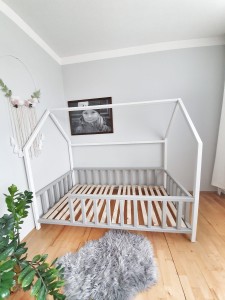 Bezpieczne barierki ochronne w dwukolorowym łóżku domku Montessori