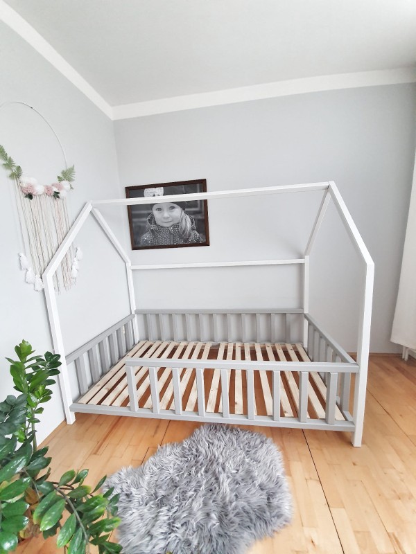 Bezpieczne barierki ochronne w dwukolorowym łóżku domku Montessori
