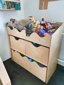 Duży drewniany regał na zabawki w aranżacji pokoju dziecięcego