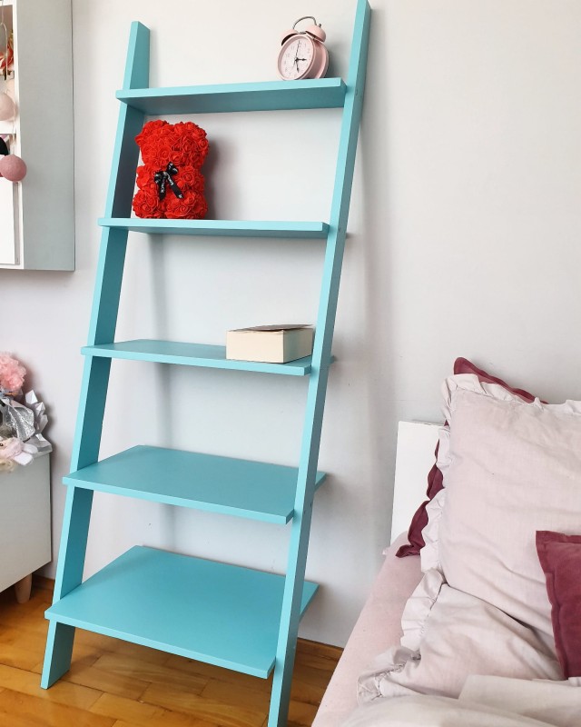 Regał półka drabinka ciemna mięta w aranżacji wnętrza