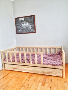 Praktyczna szuflada pod łóżkiem z funkcją dodatkowego miejsca do spania dla rodzeństwa.