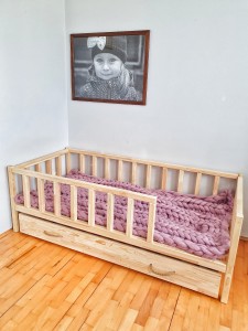 Naturalne drewno sosnowe wykończone bezpiecznymi lakierami – detal konstrukcji łóżka Lov.wood