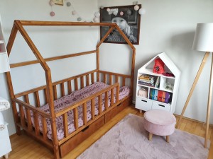 Drewniane łóżko domek orzech – zbliżenie na szuflady i barierki