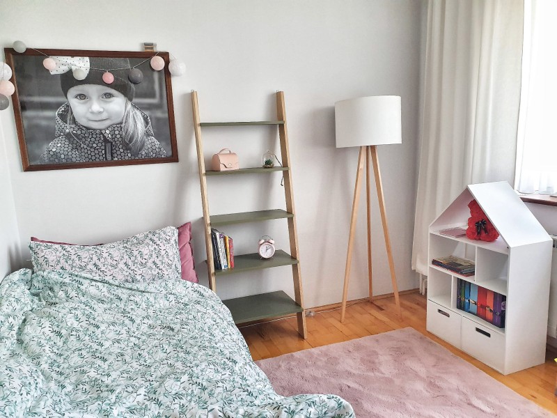 Regał półka drabinka ciemna zieleń w aranżacji wnętrza
