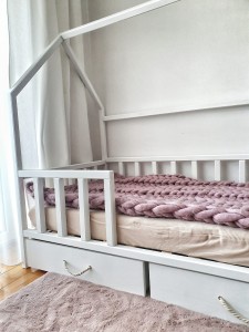 Solidna rama łóżka dziecięcego wykonana z naturalnego drewna sosnowego z dbałością o każdy detal