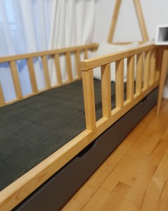 Bezpieczeństwo przede wszystkim: solidna, drewniana konstrukcja z barierkami chroni Twojego malucha podczas snu, pozwalając mu na samodzielne i komfortowe wchodzenie do łóżka.