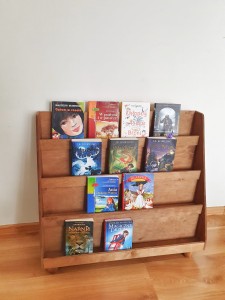 Drewniany regał na książeczki w stylu Montessori – zbliżenie na półki