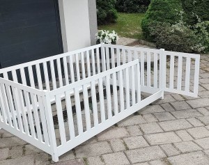 Bezpieczne łóżko kojec w stylu Montessori z otwieraną furtką