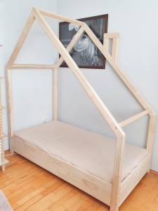 Aranżacja pokoju dziecięcego z łóżkiem domkiem Montessori z naturalnego drewna