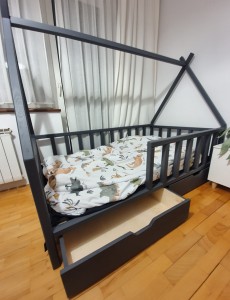 Praktyczna szuflada – idealne miejsce na pościel, zabawki lub dodatkowy materac, gdy odwiedzi Was mały gość