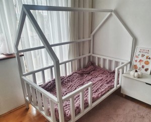 Łóżko domek w aranżacji z baldachimem i światełkami w pokoju dziewczynki
