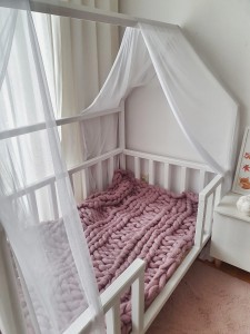 Niskie łóżko dziecięce domek z naturalnego drewna sosnowego