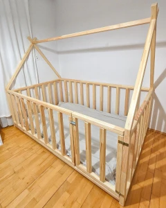 Łóżko podłogowe tipi w stylu Montessori. Niskie łóżeczko wspiera samodzielność dziecka. Piękny skandynawski design, który pasuje do każdego wnętrza