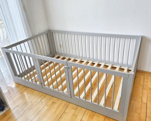 Łóżko domek podłogowe – stabilna konstrukcja, zaokrąglone krawędzie. Opcjonalnie dostępna pojemna szuflada na pościel lub zabawki.