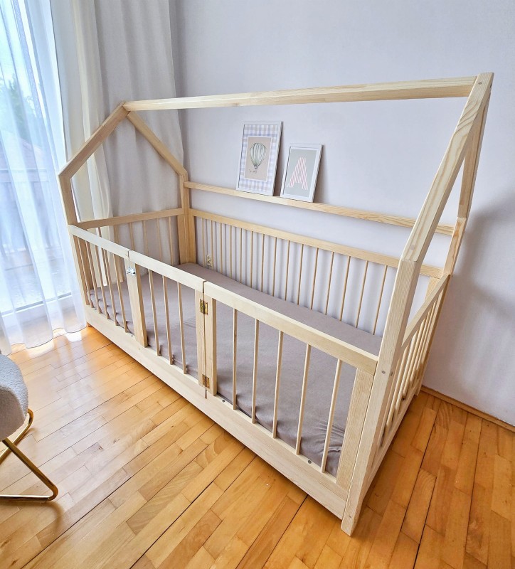 Drewniane łóżko domek dla dziecka w stylu Montessori