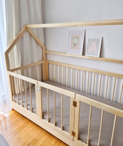 Łóżko kojec z bramką z naturalnego drewna sosnowego