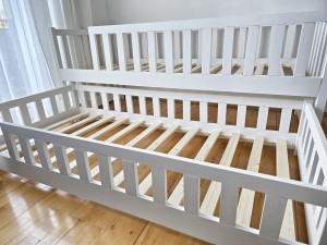 Szczegóły wykonania z drewna sosnowego pomalowanego na biało