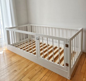 Bezpieczne łóżko kojec z okrągłymi szczebelkami i otwieraną bramką