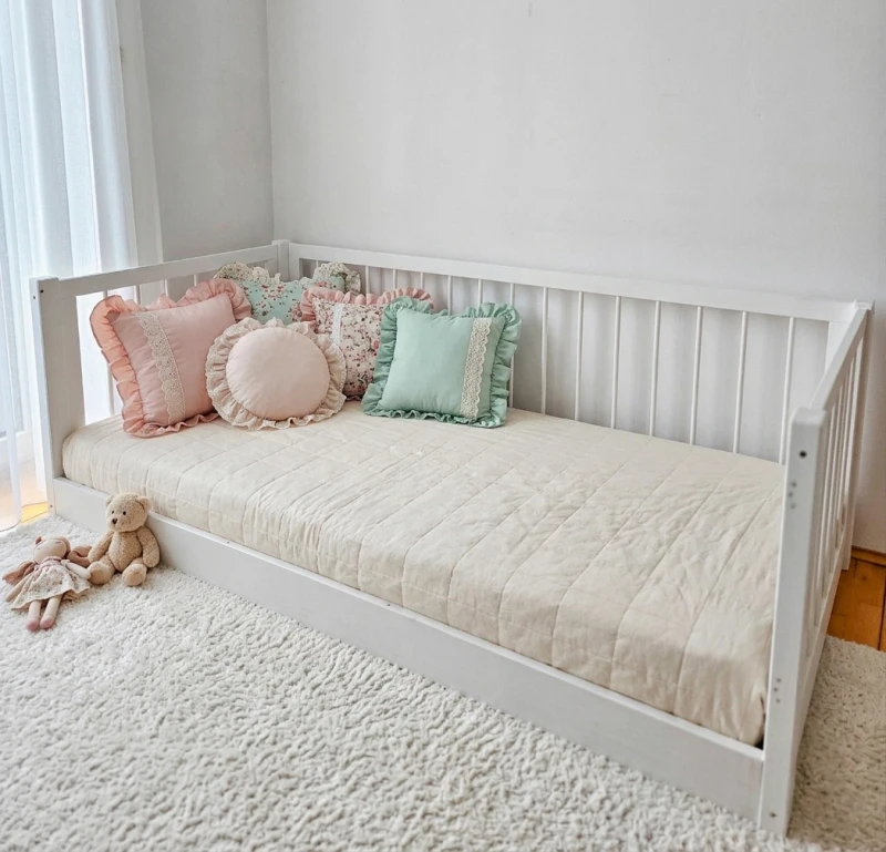 Niskie łóżko przypodłogowe domek w aranżacji pokoju dziecięcego