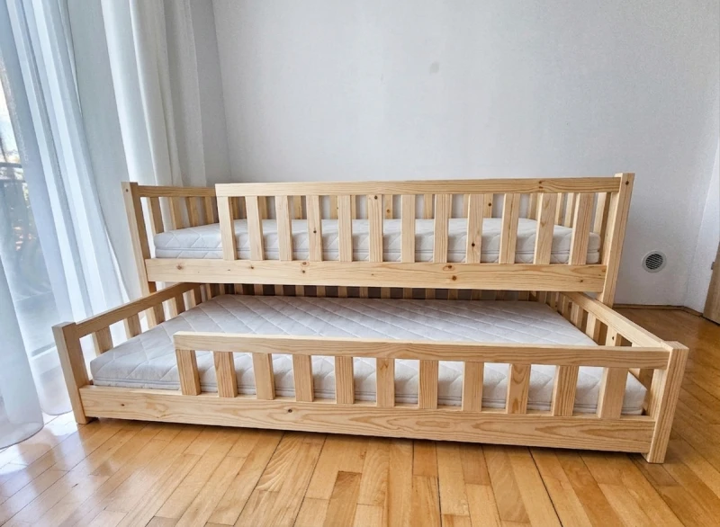 Dewniane łóżko piętrowe 2w1 w dziecięcym pokoju