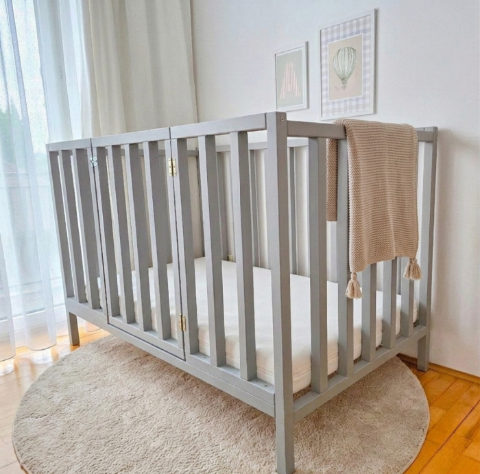Szare łóżko dziecięce kojec z bramką i bardzo wysokimi barierkami 90 cm