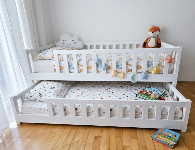 Białe łóżko piętrowe z wysuwanym spaniem dla rodzeństwa Lov.wood