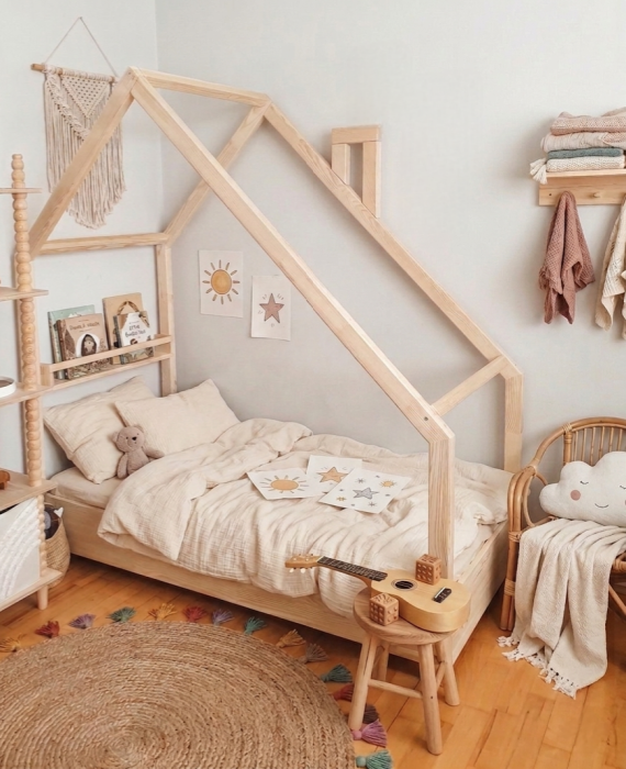 Naturalne drewniane łóżko domek z kominem Montessori dla dziecka