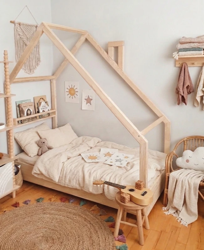 Naturalne drewniane łóżko domek z kominem Montessori dla dziecka