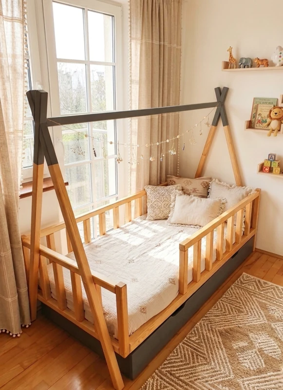 Stylowe łóżko tipi z szarym dekorem – idealne połączenie nowoczesnego designu z bezpieczeństwem. Solidne barierki czynią je doskonałym wyborem już dla 2-3 latka