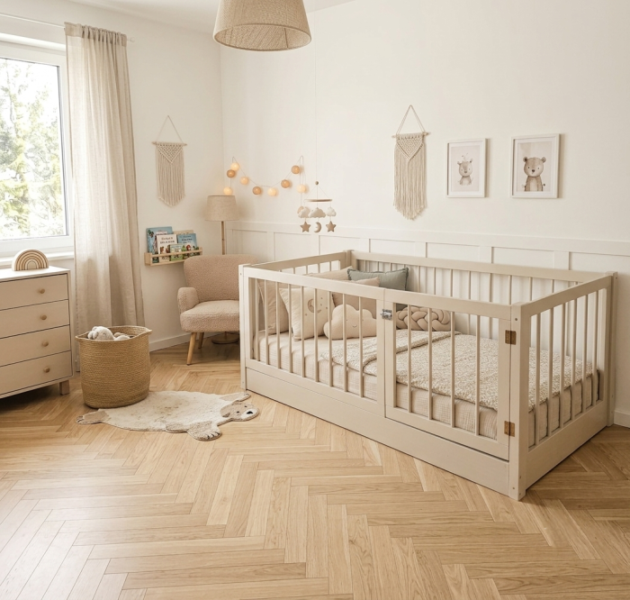 Beżowe łóżko podłogowe z barierkami 65 cm i bezpieczną bramką dla dziecka