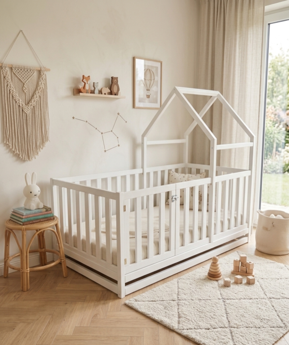 Drewniane łóżko domek Montessori dla dziecka z wysokimi barierkami 60 cm i bezpieczną zamykaną bramką.