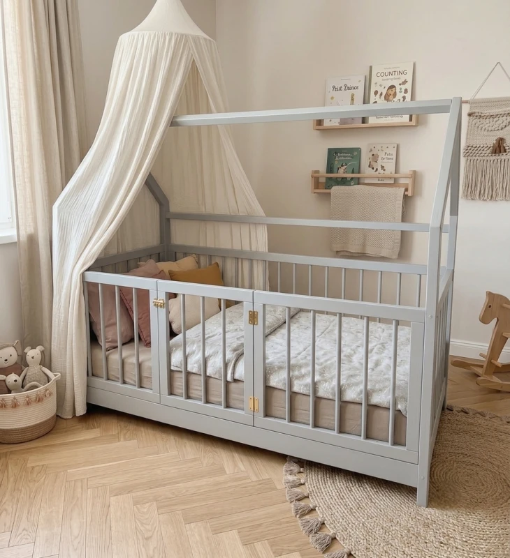 Nowoczesne łóżko dziecięce domek z paletą kolorów NCS do wyboru, ozdobione eleganckimi złotymi zawiasami i baldachimem.