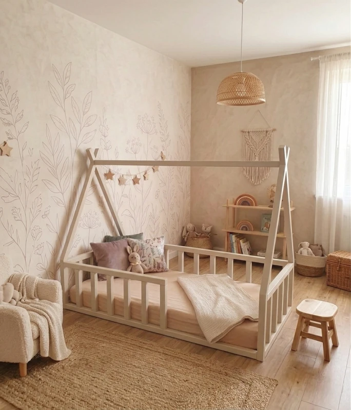 Drewniane łóżko tipi Montessori w odcieniu kaszmiru z barierkami w jasnym pokoju dziecięcym w stylu boho