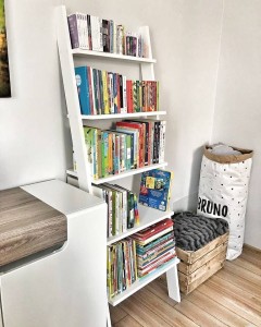 Biały regał półka drabinka w aranżacji wnętrza