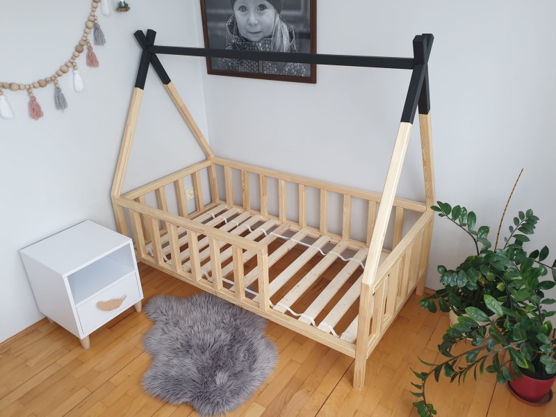 Drewniane łóżko domek tipi z barierką dla malucha - dostępne różne wymiary