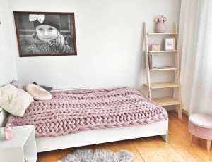 Półka drabinka naturalna – zbliżenie na półki na książki i dekoracje
