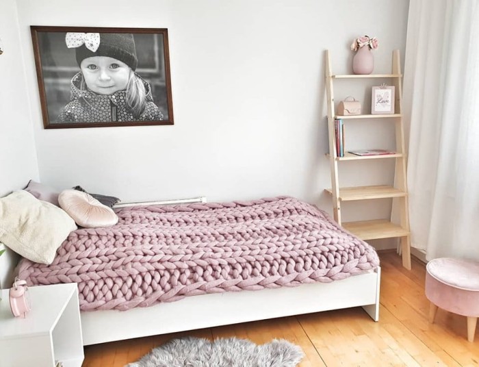 Półka drabinka naturalna – zbliżenie na półki na książki i dekoracje