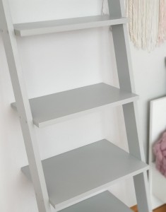 Regał półka drabinka jasnoszary w aranżacji wnętrza